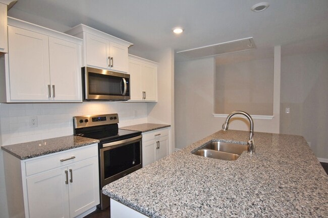 Building Photo - Gorgeous luxury 2BD/2.5BA M'boro townhome w/garage, washer/dryer, across from MTSU!