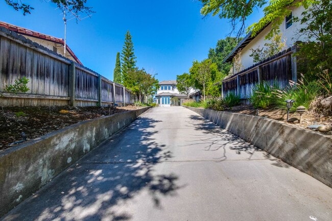 Building Photo - Large 3,767 sqft home on a 10,000 sqft lot- 2 bed located on 1st floor w/ separate entrance - Top...