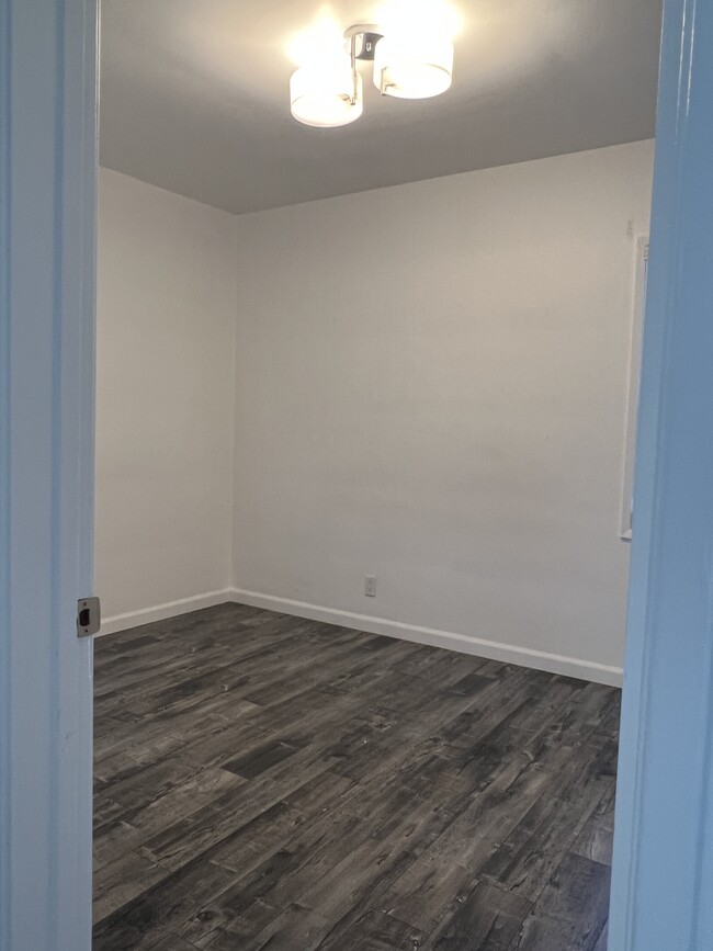 smaller bedroom - 17321 Martha St