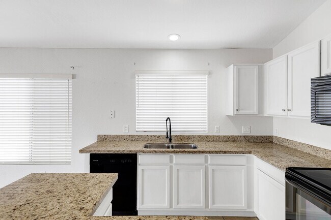 Building Photo - 11518 W Paradise Dr