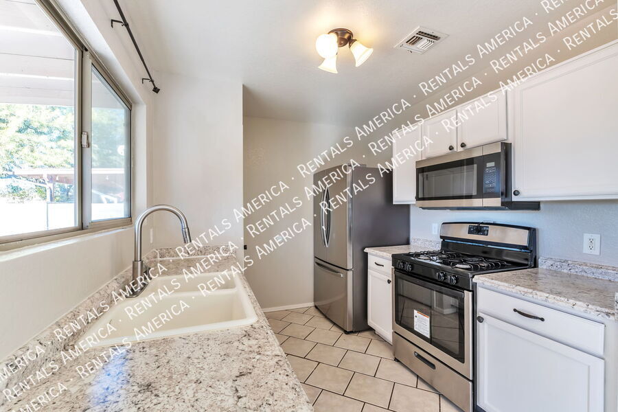 Building Photo - 6244 S Sarah Elizabeth Dr