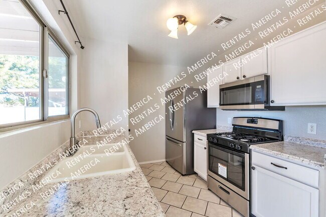 Building Photo - 6244 S Sarah Elizabeth Dr