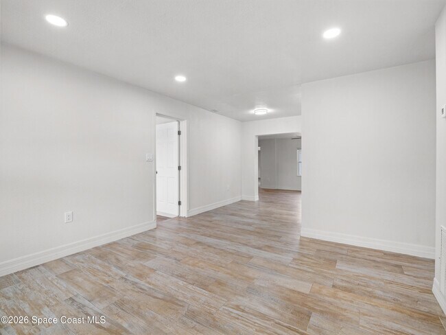 Building Photo - 1382 Lakewood Dr
