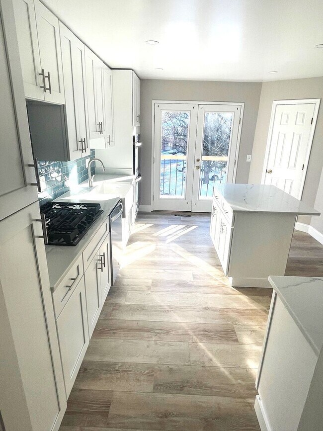 Building Photo - Newly Renovated 3 Level Townhome!