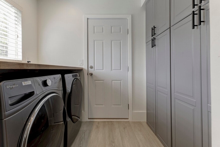 Building Photo - 247 N Oak Ave