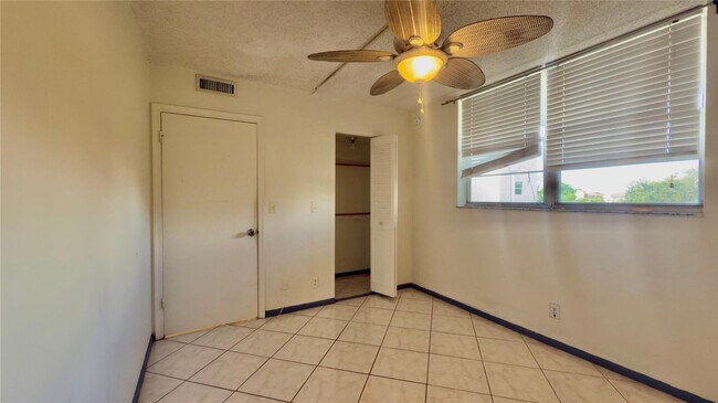 Building Photo - 9340 Lagoon Pl