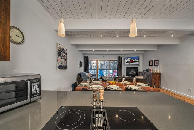 Building Photo - 450 S Pine St