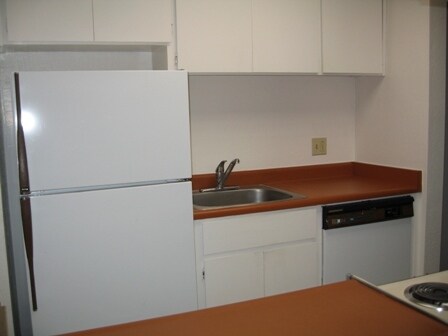 Building Photo - 2955 Lakeside Dr