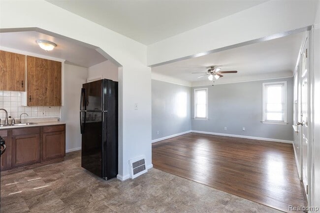 Building Photo - 613 Riverbank St