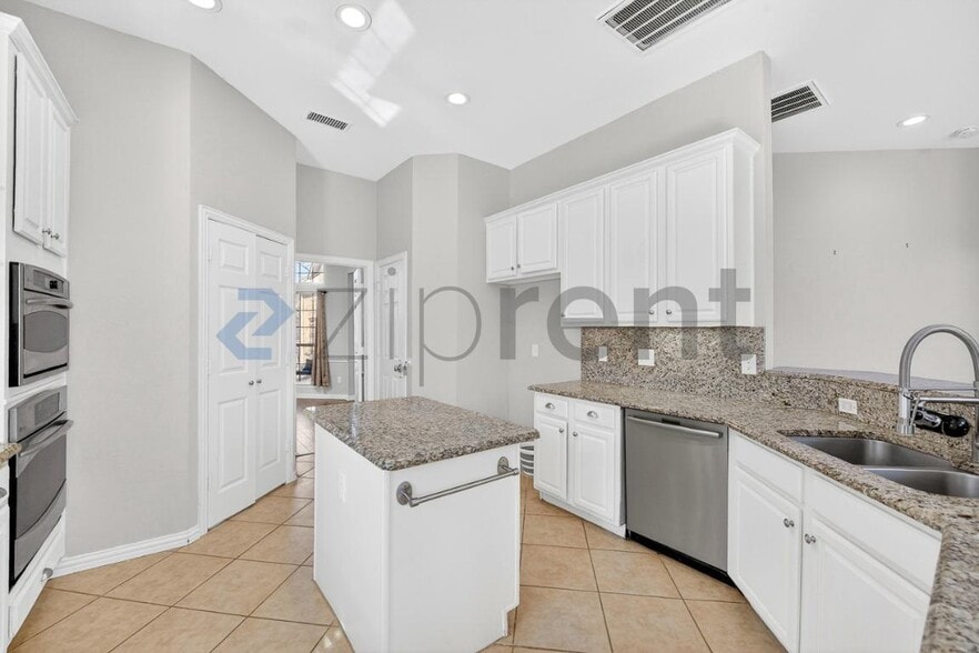 Building Photo - 909 Parker Dr