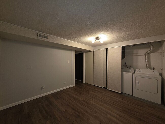 Building Photo - Great 3 Bedroom Townhouse In Aurora!