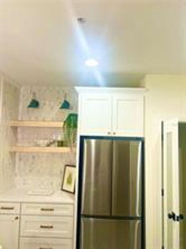 Building Photo - Fully remodeled and designer-decorated unit, 7 months to 1 year lease available.