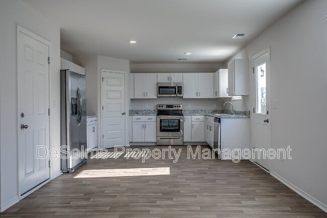 Building Photo - 2206 Yearling Dr