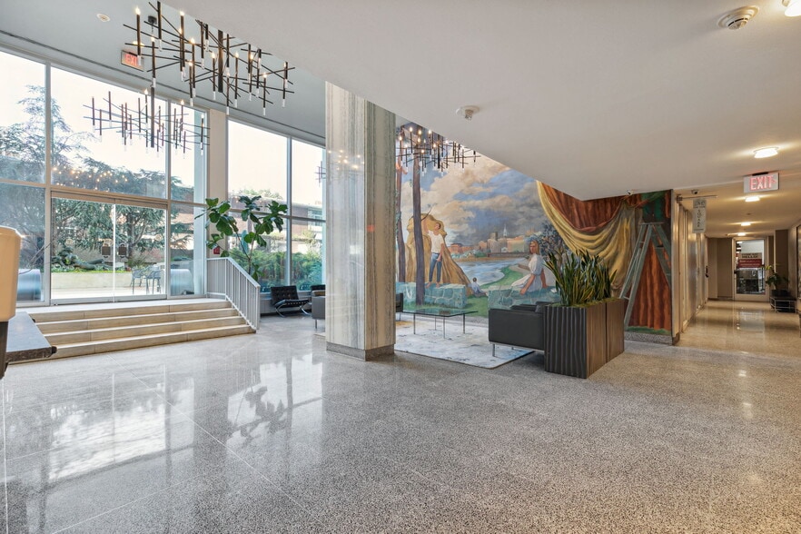 Building Photo - 604 S Washington Sq