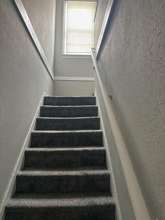 Building Photo - North Pontiac home Available Now!