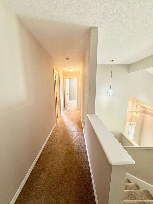 Building Photo - LARGE AND SPACIOUS 4/3 HOME IN EAST ORLANDO WEDGEFIED COMMUNITY