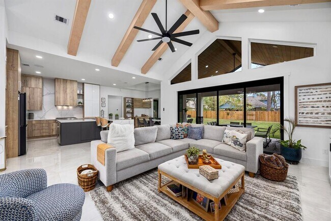 Building Photo - 32810 Oak Creek Dr