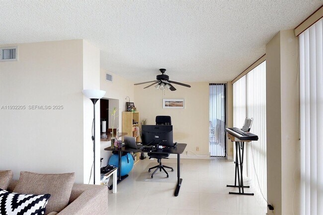 Building Photo - 1000 Parkview Dr