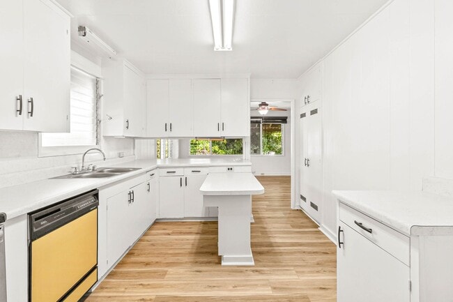 Building Photo - Charming 3-bedroom, 1.5-bathroom house loc...