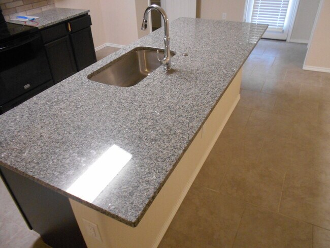 Building Photo - 6 or 12 month lease! Half off first full m...