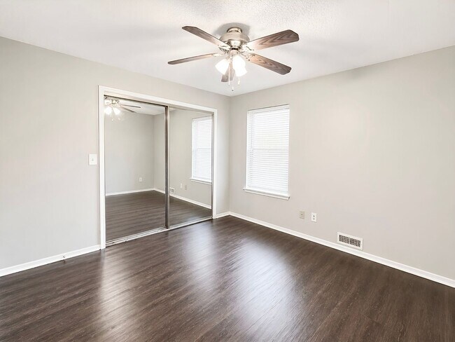 Building Photo - Charming 2 Bed / 1.5 Bath Townhome in Jenks – Great Location!