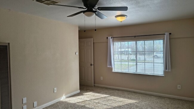 Building Photo - 4 Bedroom Happy Valley Home!