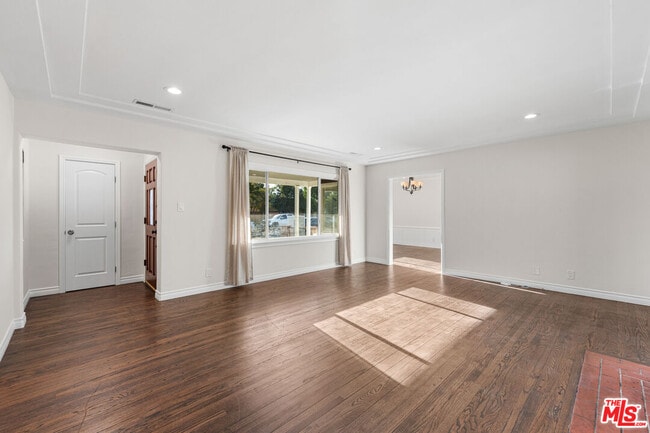 Building Photo - 6932 Mammoth Ave