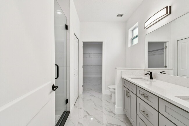 Building Photo - 1403 W 9th St