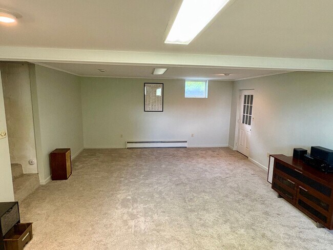 Building Photo - Large 4 bedroom house near Waynesboro Hospital