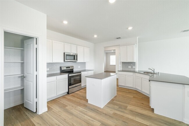 Building Photo - 4905 Woodloch Dr