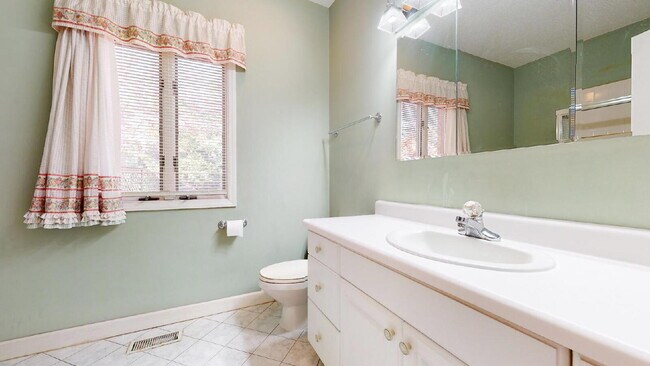 Building Photo - The Mylandia | Beautiful and spacious University City – Charlotte house with a backyard, offering...