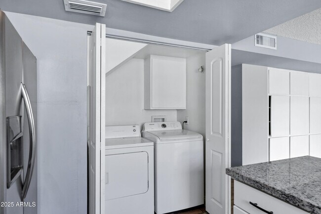 Building Photo - 14 E Hermosa Dr