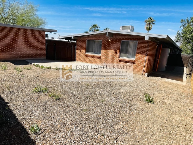 Building Photo - The Richey - 2 Bed / 1 Bath End Unit in Central Tucson!