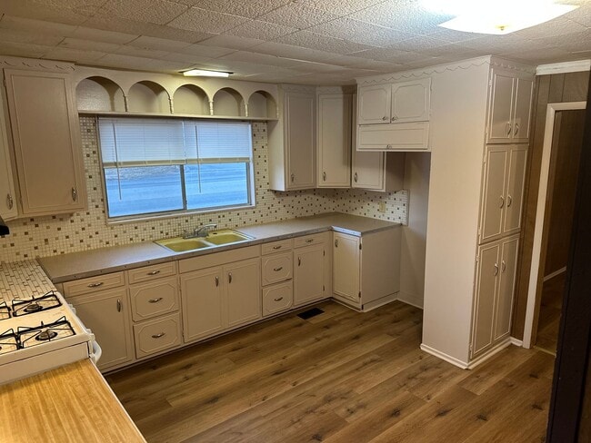 Building Photo - Available Now! 3-Bed, 1-Bath Home w/ Garage - Central Springdale, right next to Springdale High S...