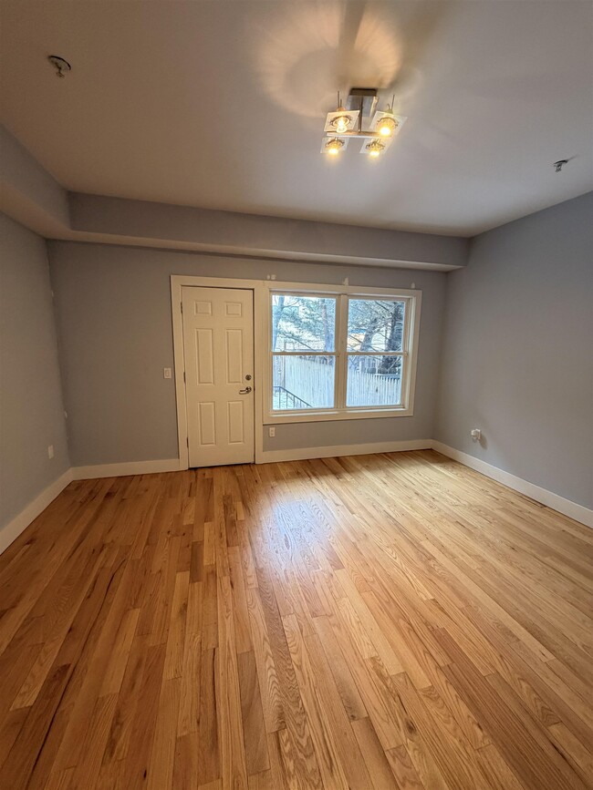 Building Photo - 298 6th St