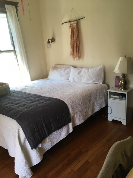 back bedroom - 266 Willow St