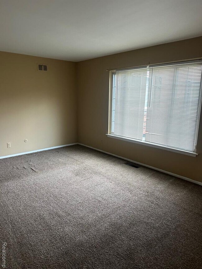 Building Photo - 25332 Shiawassee Cir