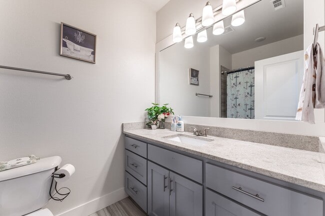 Building Photo - "Contemporary Elegance: Spacious 4 Bed, 3 Bath Modern Rental Home"