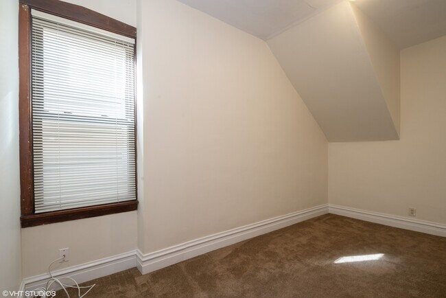 Building Photo - 1723 W Balmoral Ave