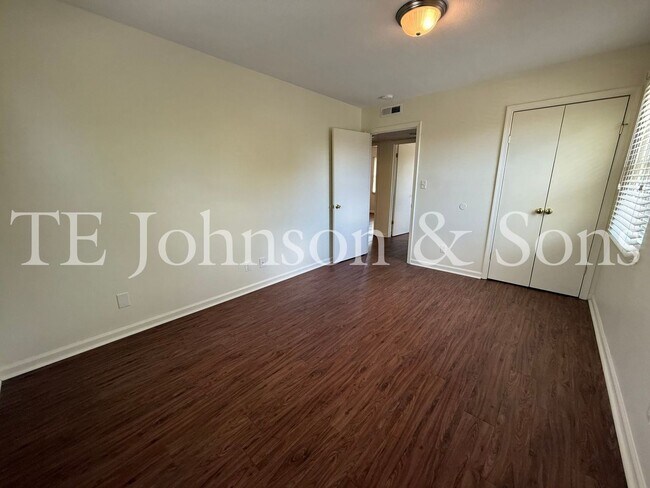 Building Photo - Modern 2 Bedroom Apartment with Water Incl...