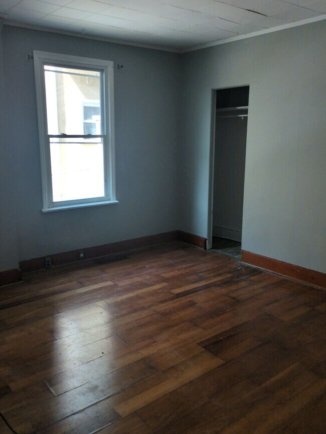 Building Photo - 623 S Connell St