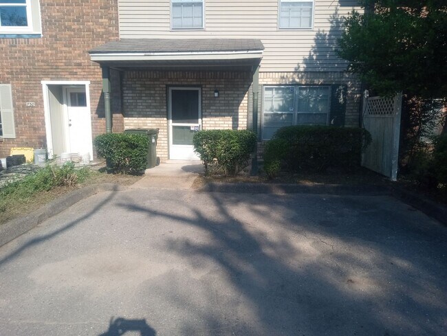 Primary Photo - Convenient westside location!