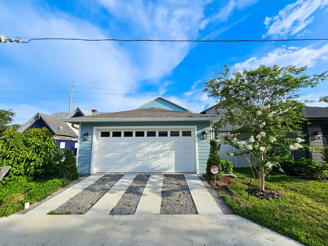Building Photo - 408 E Oak Ave
