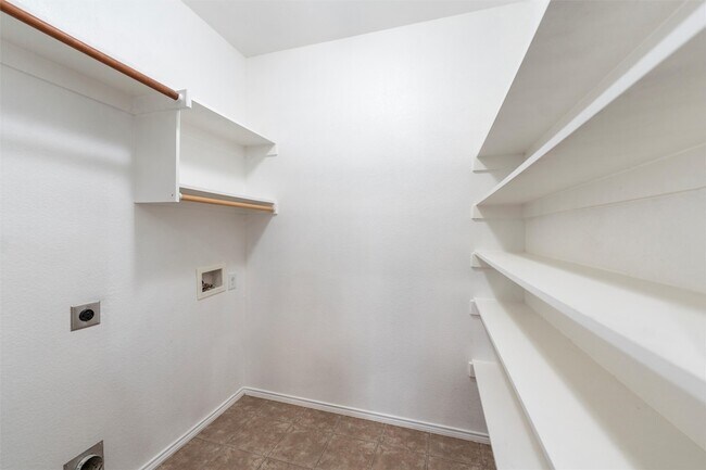 Building Photo - 500 Braewick Dr