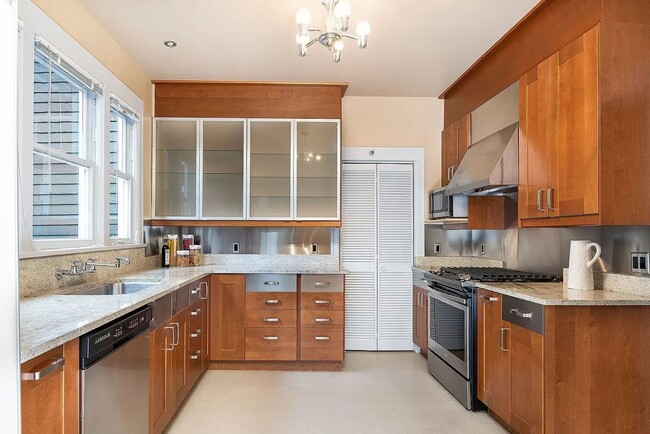 Building Photo - Modern appeal with original 1906 charm