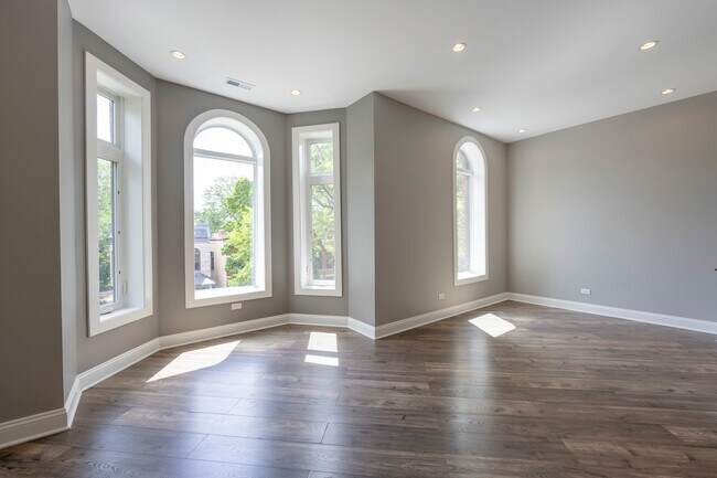 Building Photo - 1254 N Hoyne Ave
