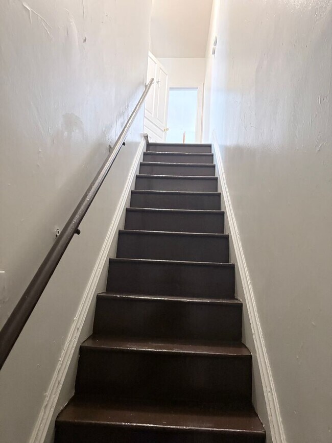Building Photo - 3 Bed 2 Bath Apartment in the West End of York City