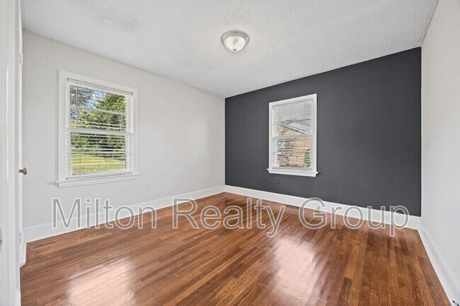 Building Photo - 1206 S 9th St