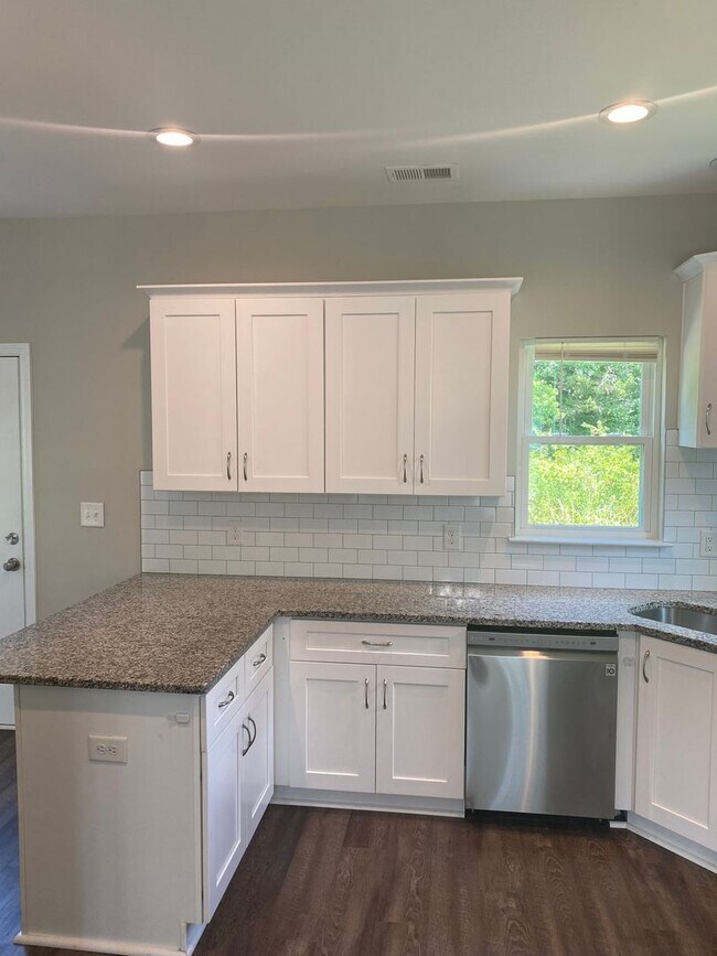 Building Photo - Beautiful 3 bedroom 2.5 bathroom home in C...