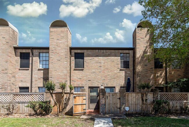 Building Photo - 9850 Pagewood Ln